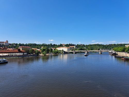 Karlsbruecke-mit-Blick-auf-die-Moldau