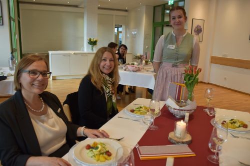 Dir. Dobler-Fuchs mit Dr. Vogler-Harb vom Bildungszentrum für Pflegeberufe in Schwaz